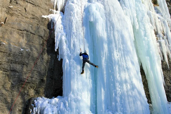 Glace escalade la cascade . — Photo