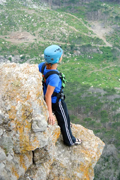 Mit einem Seil von einer Klippe springen. — Stockfoto