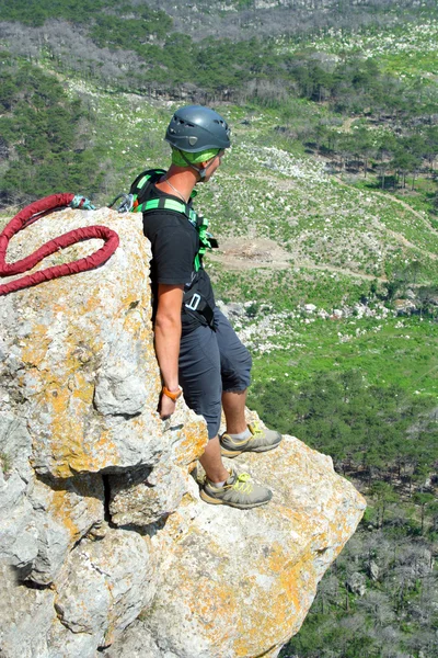 Springen van een rots met een touw. — Stockfoto