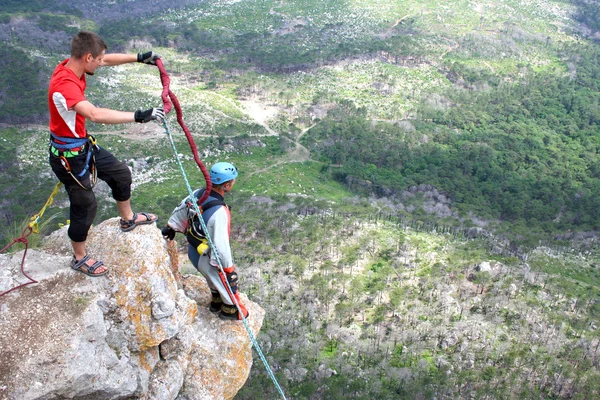 Saltar de un acantilado con una cuerda . — Foto de Stock