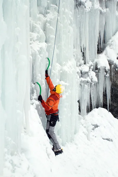 De waterval ijsklimmen. — Stockfoto