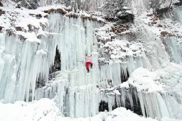 Ice climbing the waterfall. — Stock Photo, Image