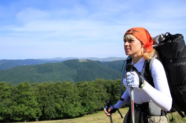 Yaz yürüyüşü dağlarda.