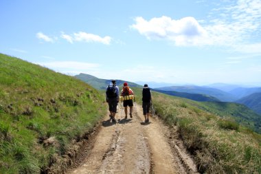 Yaz yürüyüşü dağlarda.