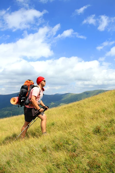 Zomerwandelingen in de bergen. — Stockfoto