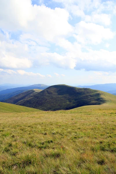 Letní krajina v horách a tmavě modrá obloha s mraky — Stock fotografie