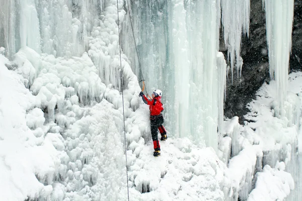Ice climbing the waterfall. — Stock Photo, Image