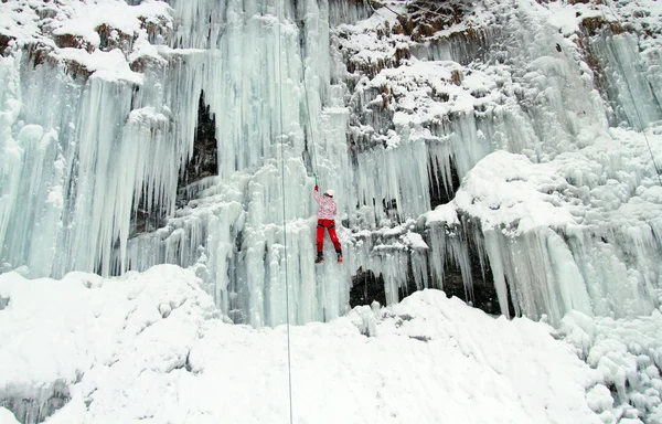 Ghiaccio scalando la cascata . — Foto Stock