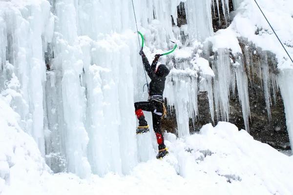 Eisklettern am Wasserfall. — Stockfoto