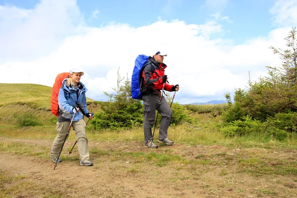 Zomerwandelingen in de bergen. — Stockfoto