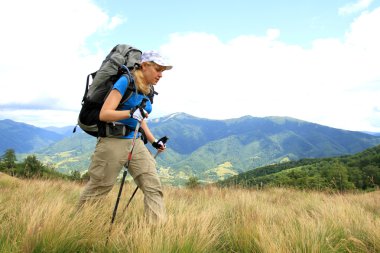 Yaz yürüyüşü dağlarda.