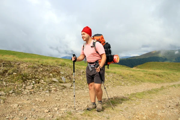 Sommerwandern in den Bergen. — Stockfoto