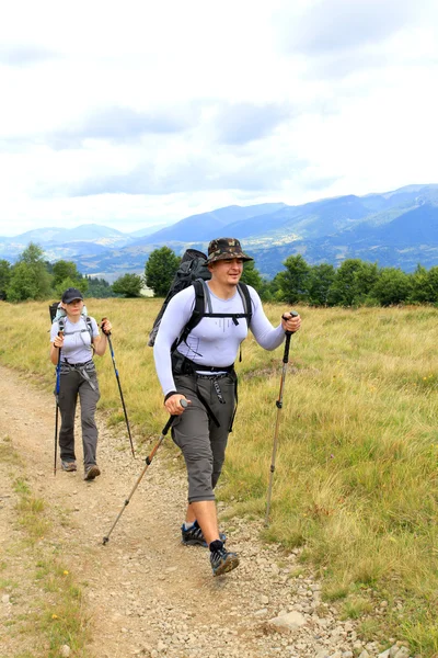 Letní turistika v horách. — Stock fotografie