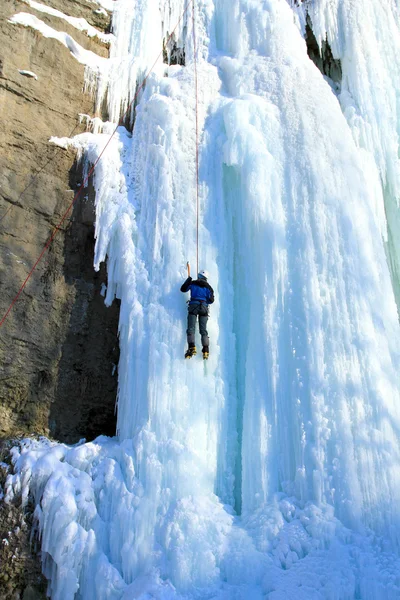 Ice climbing the waterfall. — Stock Photo, Image