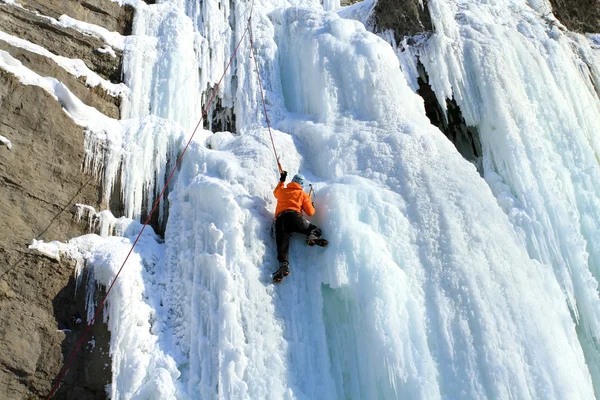 Eisklettern am Wasserfall. — Stockfoto