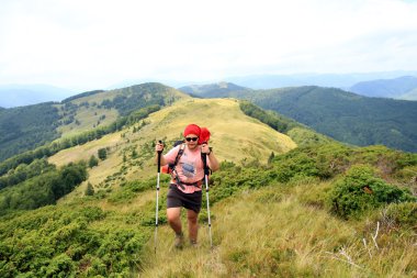 Yaz yürüyüşü dağlarda.
