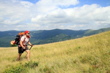 Yaz yürüyüşü dağlarda.