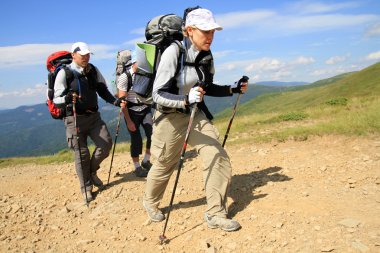 Yaz yürüyüşü dağlarda.