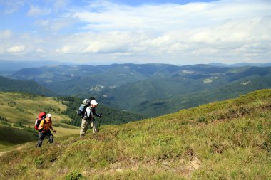 Yaz yürüyüşü dağlarda.