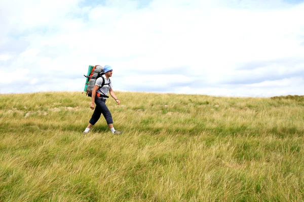 Sommerwandern in den Bergen. — Stockfoto