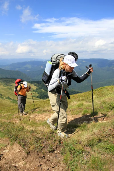 Zomerwandelingen in de bergen. — Stockfoto