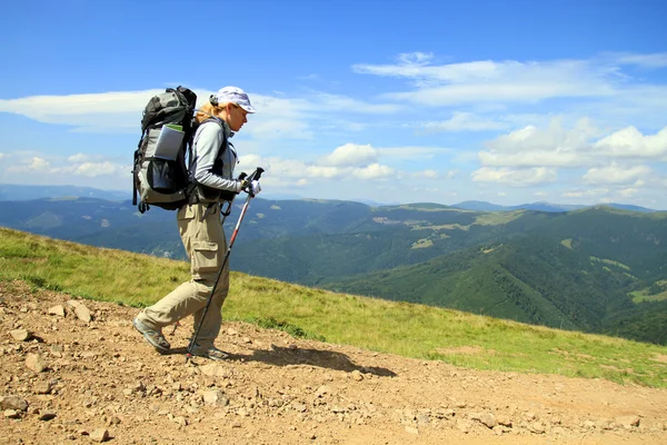 Zomerwandelingen in de bergen. — Stockfoto