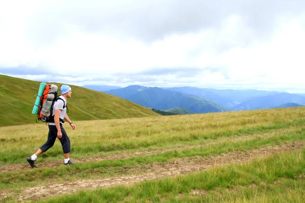 山の中の夏のハイキング. — ストック写真