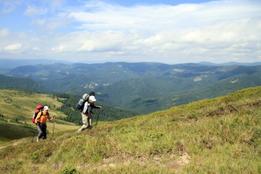 Yaz yürüyüşü dağlarda.