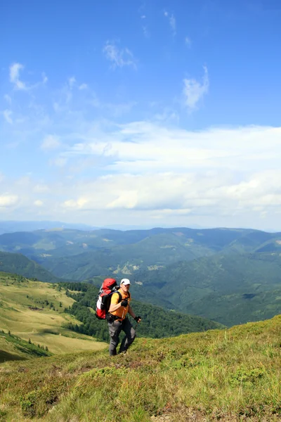 Caminhadas de verão nas montanhas. — Fotografia de Stock