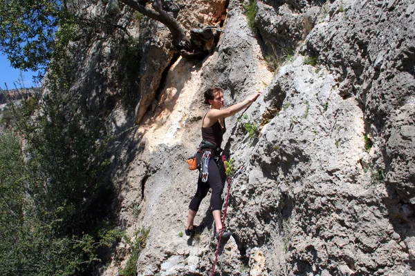 Scalatore di roccia che si arrampica su una falesia — Foto Stock