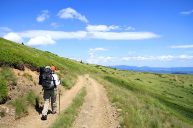 Yaz yürüyüşü dağlarda.