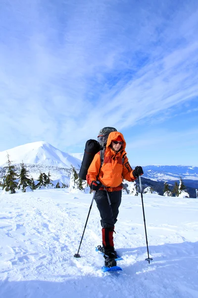 Senderismo de invierno en las montañas en raquetas de nieve . —  Fotos de Stock