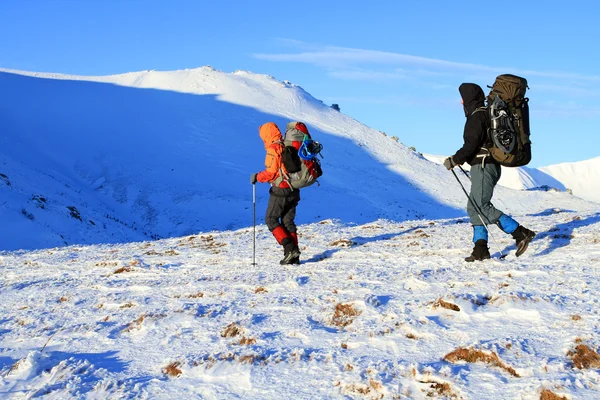 Zimní turistika v horách na sněžnicích. — Stock fotografie