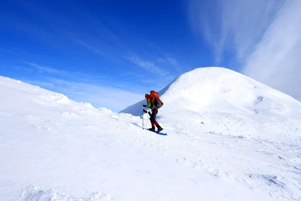 冬の山にハイキングにスノー. — ストック写真