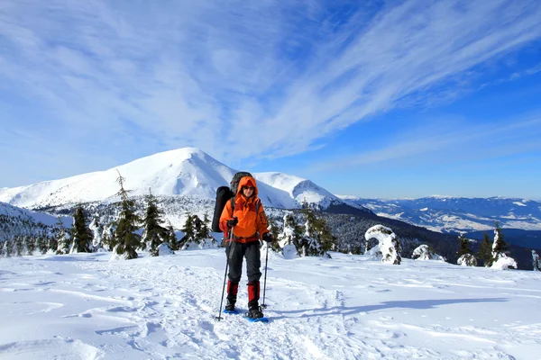 Χειμώνα πεζοπορία στα βουνά για χιονοπέδιλα. — Φωτογραφία Αρχείου
