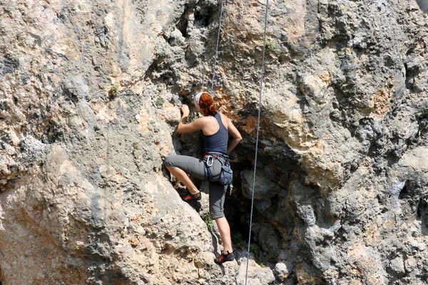 Ein Mann klettert eine Wand hinauf. — Stockfoto