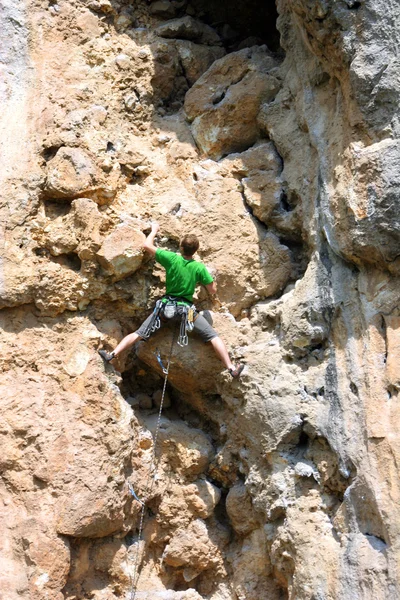 A man climbs a wall. — Stock Photo, Image