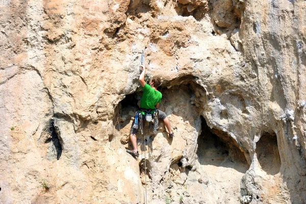 A man climbs a wall. — Stock Photo, Image