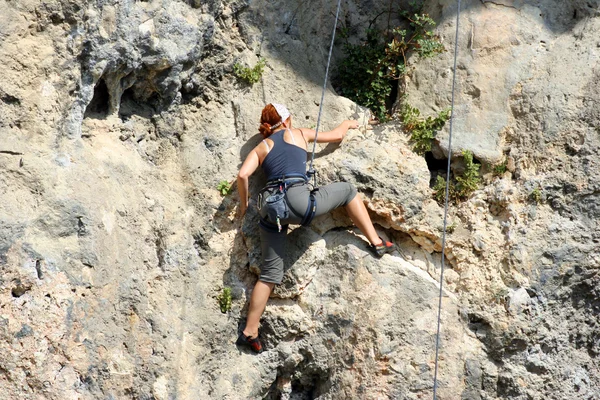 A man climbs a wall. — Stock Photo, Image