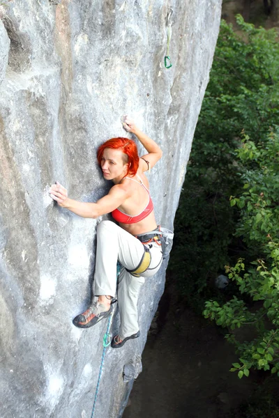 Ein Mann klettert eine Wand hinauf. — Stockfoto