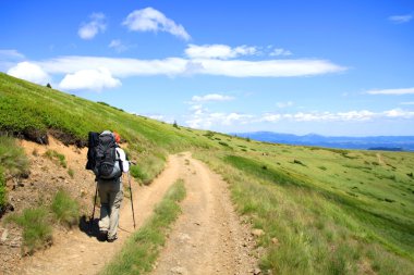 Yaz yürüyüşü dağlarda.
