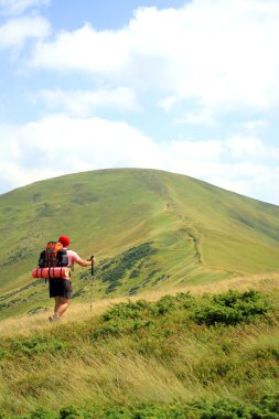 Yaz yürüyüşü dağlarda.