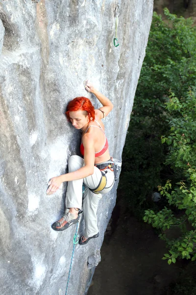 Ein Mann klettert eine Wand hinauf. — Stockfoto