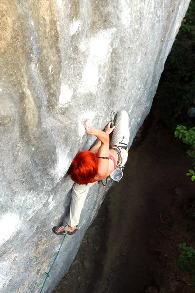 Un hombre trepa una pared . — Foto de Stock