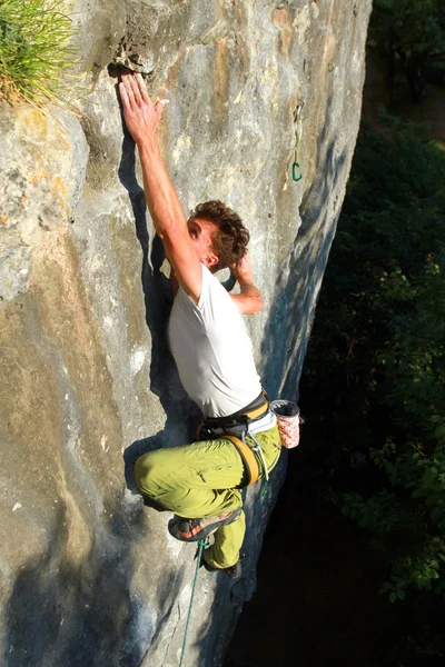 Ein Mann klettert eine Wand hinauf. — Stockfoto