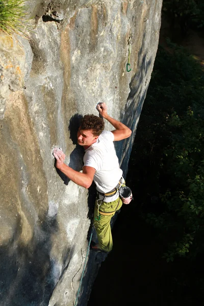 Un uomo scala un muro . — Foto Stock