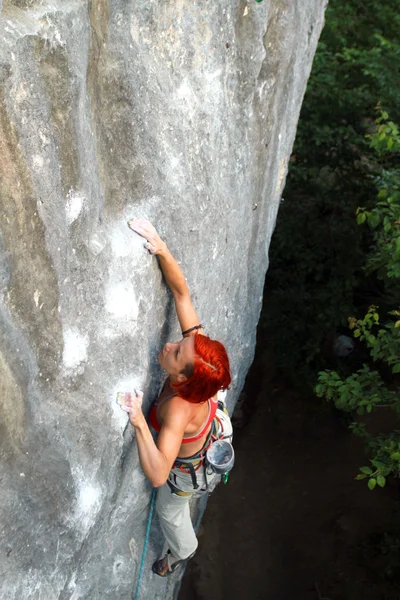 Ein Mann klettert eine Wand hinauf. — Stockfoto