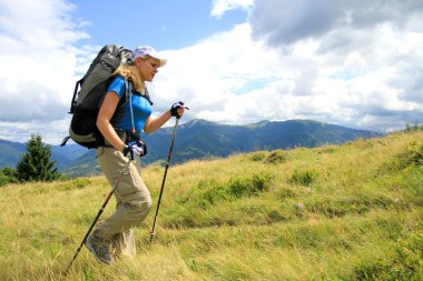 Yaz yürüyüşü dağlarda.