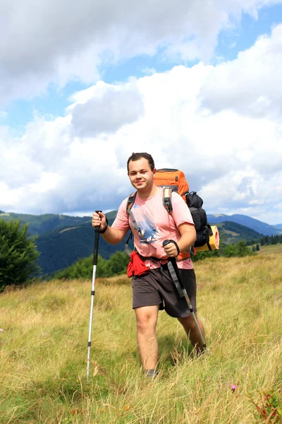 Caminhadas de verão nas montanhas. — Fotografia de Stock