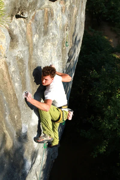 Un uomo scala un muro . — Foto Stock